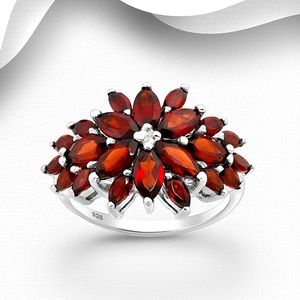 STERLING SILVER & GARNET VINTAGE STYLE COCKTAIL RING